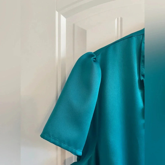 East 5th Large Green Sateen Ruffle Neck Cap Sleeve Tie waist belted blouse - Picture 6 of 9